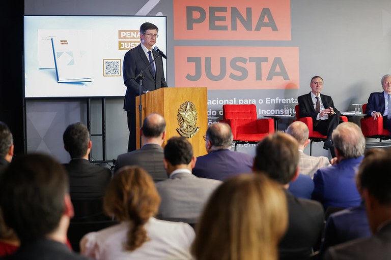 Imagem do procurador-geral da República, Paulo Gonet Branco, na solenidade, no STF, de lançamento do Plano Pena Justa. Gonet usa gravata e terno escuros, camisa branca e usa óculos.