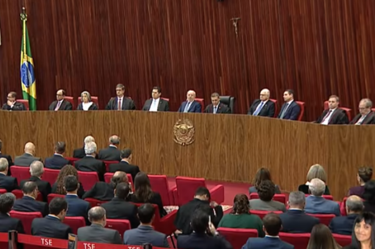 Imagem da cerimônia de posse da nova presidência do TSE