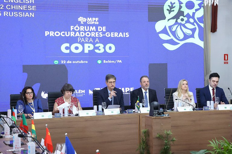 Foto da mesa de abertura do Fórum de Procuradores-Gerais para a COP30. Ao centro, o procurador-geral da República, Paulo Gonet Branco. À esquerda, as subprocuradoras-gerais da República Anamara Osório (secretária de Cooperação Internacional – SCI) e Luiza Frischeisen (coordenadora da 4CCR). À direita, os subprocuradores-gerais da República Hindenburgo Chateaubriand (vice-PGR) e Eliana Torelly (coordenadora da 6CCR) e o procurador da República Daniel Azeredo (secretário adjunto da SCI).