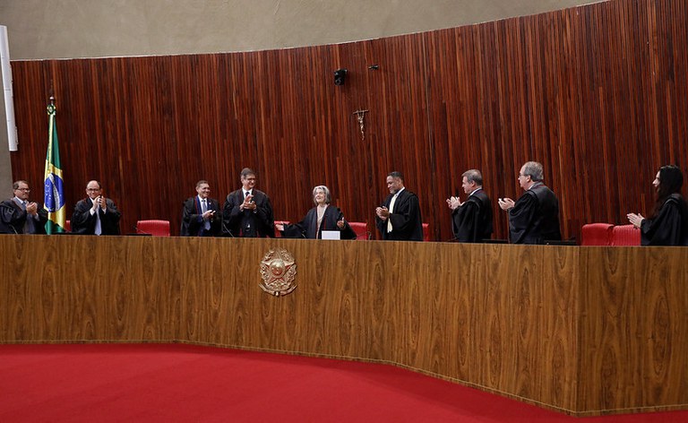 Imagem da sessão do TSE no momento de homenagens à ministra Cármen Lúcia