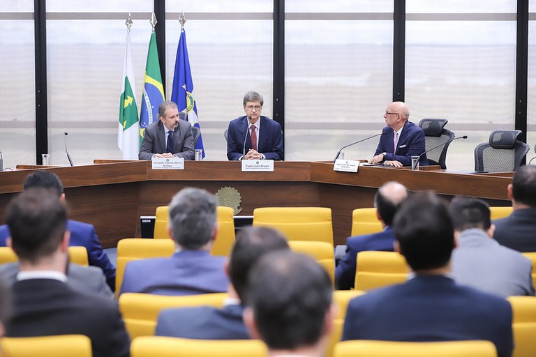 Imagem do encontro nacional dos procuradores regionais eleitorais, com o PGR, o vice-PGE e o coordenador do Genafe na mesa de abertura