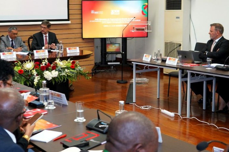 Foto do XXII Encontro de Procuradores-Gerais da Comunidade de Países de Língua Portuguesa (CPLP). Na foto, é possível ver o PGR, Paulo Gonet e o vice-PGR, Hindenburgo Chateaubriand. O evento reúne dos chefes dos Ministérios Públicos de Angola, Brasil, Cabo Verde, Guiné-Bissau, Guiné Equatorial, Moçambique, Portugal, São Tomé e Príncipe e Timor-Leste para dois dias de debates e trocas de experiências.