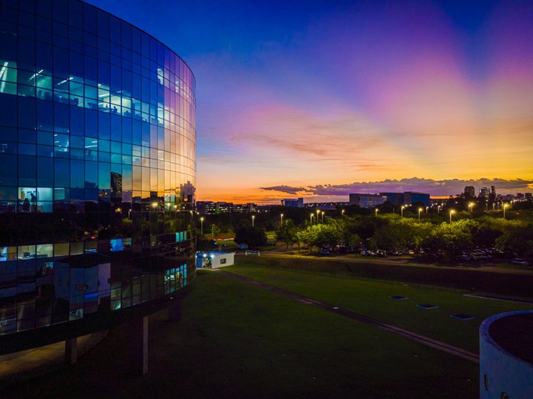 Foto dos prédios da Procuradoria-Geral da República ao pôr-do-Sol