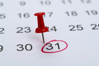 Arte de calendário. É possível ver o dia 31 com um círculo vermelho. Há também uma tachinha vermelha fincada perto da data