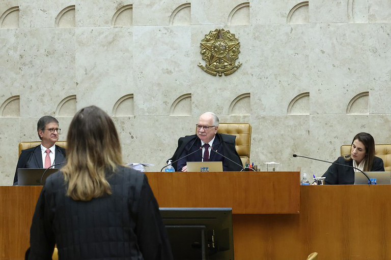 Foto da sessão plenária do STF de 17 de junho. Aparecem na foto o procurador-geral da República, Paulo Gonet Branco, o presidente do STF, ministro Edson Fachin, e a assessora de Plenário. Há também uma advogada na tribuna que está de costas para a foto.