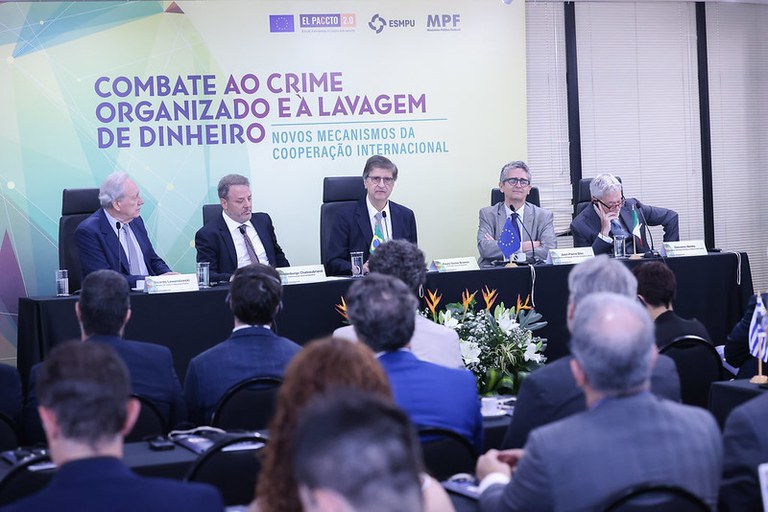 Foto da mesa de abertura