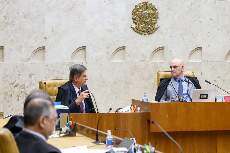 Foto da sessão plenária do STF de 13 de novembro. É possível ver o procurador-geral da República, Paulo Gonet Branco, e o ministro Alexandre de Moraes, presidente em exercício.