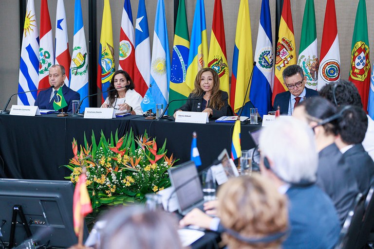 Imagem dos representantes dos países ibero-americanos reunidos com destaque para a mesa principal de abertura