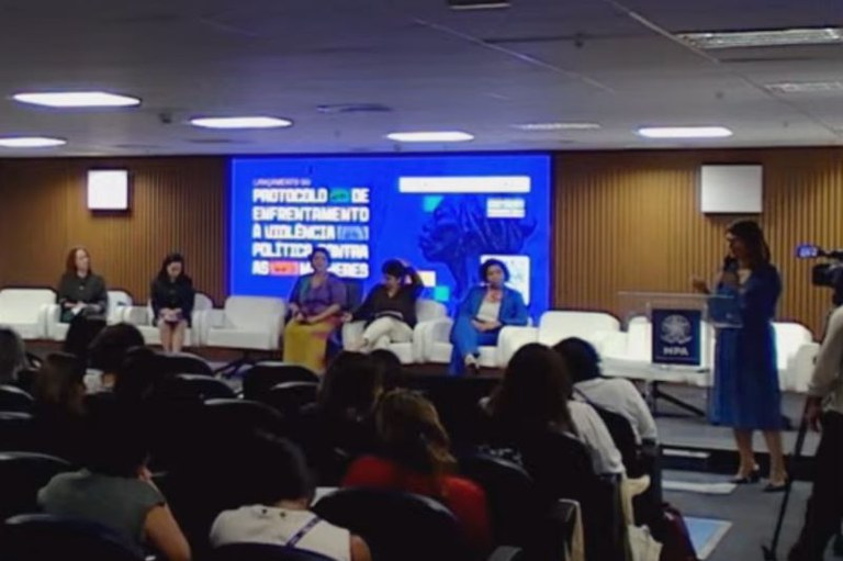 Imagem da cerimônia de lançamento do protocolo com todas as autoridades