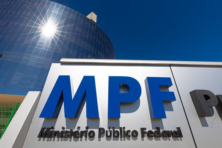 Foto do prédio da fachada dos prédios da PGR. Em primeiro plano, o letreiro com a marca do MPF - Ministério Público Federal