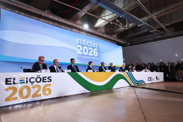 Foto mostra a mesa de autoridades em coletiva no TSE