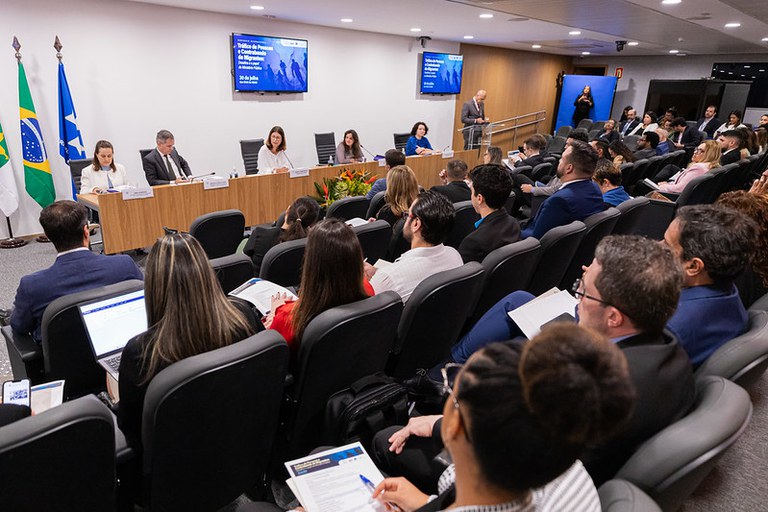 Imagem do auditório do seminário com a mesa de abertura em que as autoridades estão sentadas e os participantes na plateia