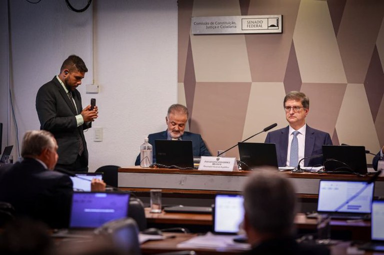 Foto da sabatina na CCJC do Senado para recondução do PGR, Paulo Gonet Branco, na data de 12 de novembro