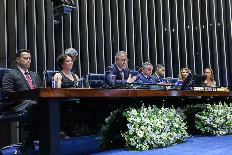 Foto mostra autoridades à mesa