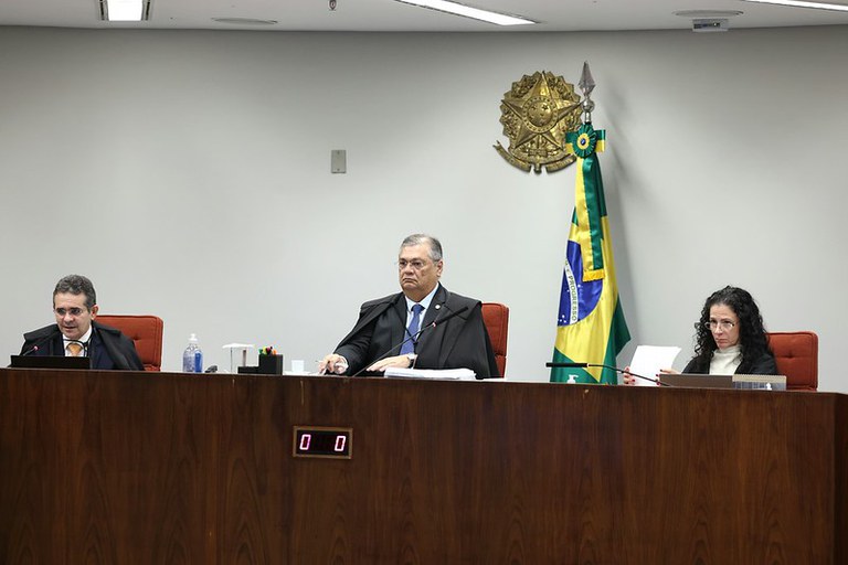 Foto do julgamento da ação penal 2782 pela Primeira Turma do STF no dia 16 de junho. É possível ver o subprocurador-geral da República Antônio Edílio Magalhães Teixeira, o presidente da Primeira Turma, ministro Flávio Dino, e a secretária da Primeira Turma.