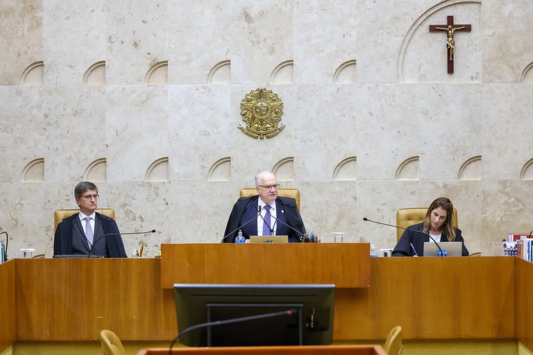 Foto do plenário do STF em que se vê, das esquerda para a direita, o procurador-geral da República, Paulo Gonet, o presidente do STF, ministro Edson Facihin e a assessora de Plenário, servidora Carmen Lilian.