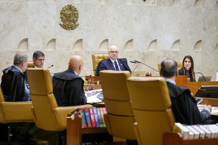 Matéria do plenário do Supremo Tribunal Federal de 22 de outubro de 2026.  Na fotos, estão de costas os ministros Flávio Dino, Alexandre de Moraes e Dias Toffoli. Aparece de frente o procurador-geral da República, Paulo Gonet Branco, o ministro presidente, Edson Fachin, e a assessora de Plenário, Carmen Lilian.