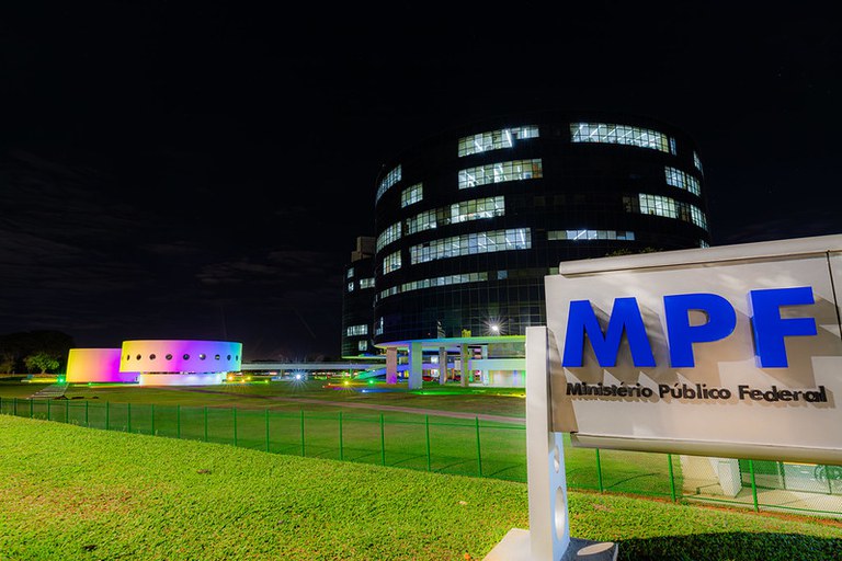 Edifício-sede da Procuradoria-Geral da República com Iluminação em celebração ao Dia Internacional do Orgulho LGBTQIA+