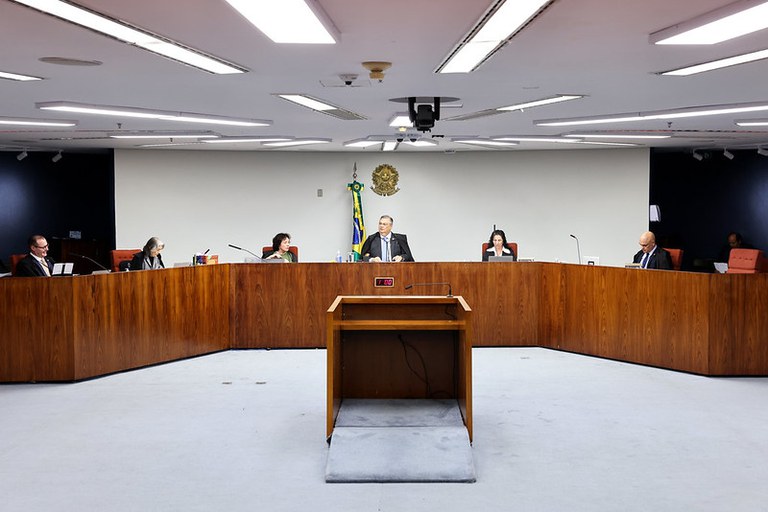 Foto mostra plenário da 1ª Turma do STF durante o julgamento com seis pessoas entre homens e mulheres sentados na mesa em curva