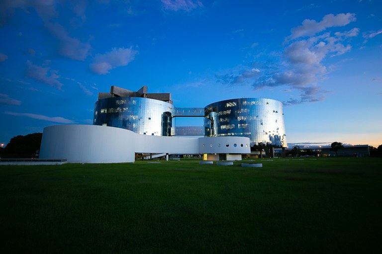 Foto ao entardecer dos prédios da Procuradoria-Geral da República