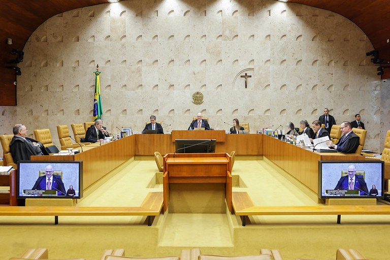 Imagem da sessão plenária do STF do dia 28 de maio. É possível ver os ministros da Corte, o procurador-geral da República, Paulo Gonet Branco ao lado esquerdo da foto em relação ao ministro Edson Fachin, presidente do STF e que está centralizado.
