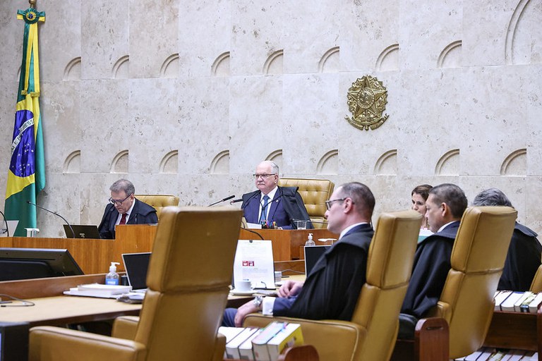 Foto da sessão plenária do STF do dia 16 de abril. É possível ver alguns ministros de lado (min. Zanin e min. Nunes Marques). Aparecem de frente o presidente do STF, ministro Edson Fachin, e o vice-procurador-geral da República, Hindenburgo Chateaubriand.
