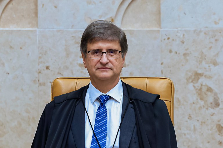 Foto do procurador-geral da República, Paulo Gonet Branco, em sessão do Supremo Tribunal Federal na  quinta-feira, 6 de fevereiro. Ele usa terno e gravata azuis e camisa branca