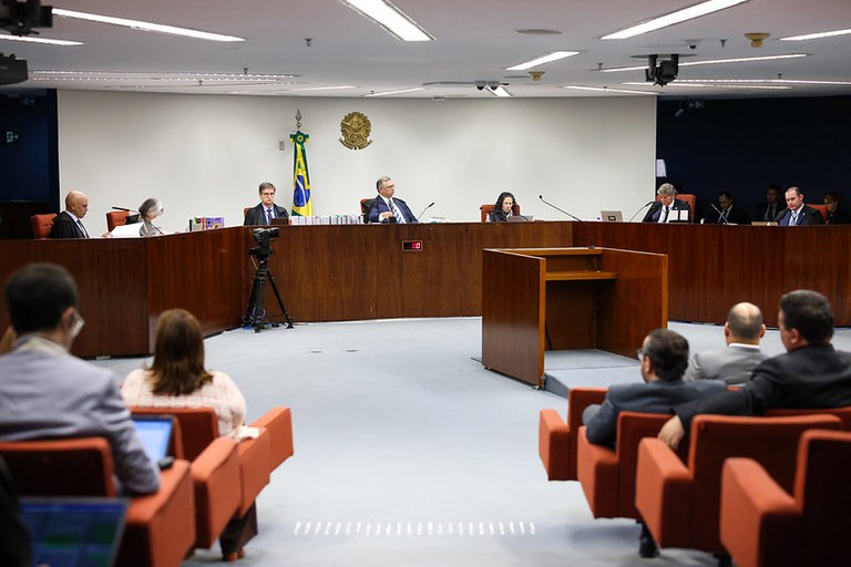 Foto do plenário da 1ª Turma do STF com os ministros integrantes do colegiado que a compõem e a presença do procurador-geral da República, Paulo Gonet Branco