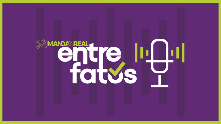 Arte em formato horizontal com fundo roxo e moldura verde-limão. Ao fundo, há barras verticais em tons mais escuros de roxo, lembrando ondas sonoras. À esquerda, aparece o logotipo do projeto Manda a Real em verde-limão e branco. Logo abaixo, em destaque, está o título "entre fatos" em letras brancas minúsculas. A letra "o" da palavra "fatos" recebe, na parte superior um símbolo de marca de verificação na cor verde-limão. À direita, há a ilustração de um microfone branco em estilo minimalista, acompanhada por pequenas barras verticais verdes que remetem à captação de áudio ou à gravação de um podcast. A composição utiliza as cores roxo, branco e verde-limão, reforçando a identidade visual do projeto.