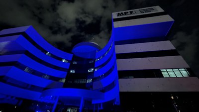 Imagem do edifício sede da PR/PI iluminado de azul