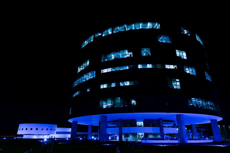 Imagem da sede da PGR iluminada de azul