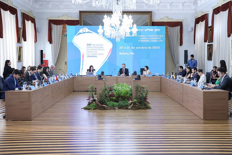 Foto da mesa de abertura do evento