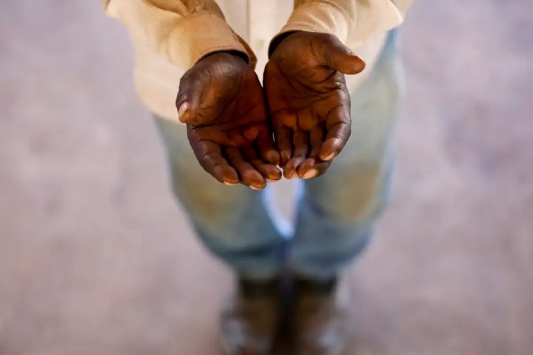 Foto mostra detalhes das mãos de um homem quilombola