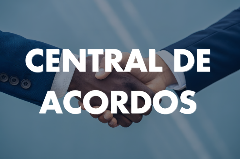 Fotografia com filtro azulado de um aperto de mãos, que simboliza um acordo ou parceria. As mãos pertencem a duas pessoas de etnias diferentes; uma mão é de cor de pele negra, vestindo camisa branca, e a outra é de cor de pele branca, vestindo terno azul-marinho. Sobre a imagem, em destaque e com letras brancas grandes, está o texto "CENTRAL DE ACORDOS". A ação do aperto de mãos está centralizada na imagem, com o fundo desfocado, sugerindo um ambiente corporativo.