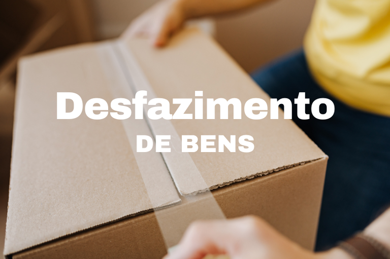 Fotografia colorida em close-up focada em uma caixa de papelão sendo fechada com fita adesiva transparente. Duas pessoas participam da ação: uma segura a caixa enquanto a outra aplica a fita. Ao centro, em letras brancas e garrafais, destaca-se o título "Desfazimento" e, logo abaixo, em letras menores, a expressão "DE BENS". O fundo está desfocado, revelando apenas detalhes parciais das roupas dos indivíduos, como uma camiseta amarela, mantendo a atenção no processo de embalagem e na mensagem central sobre a destinação de materiais.