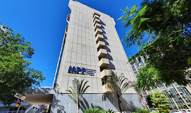 Foto do prédio da PRR1 em dia ensolarado.