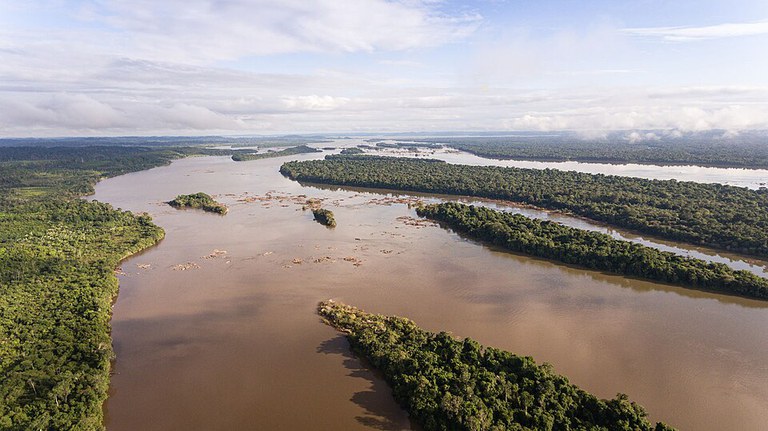 Foto da Amazônia que mostram rios grandes, uma imensidão de floresta e o céu.