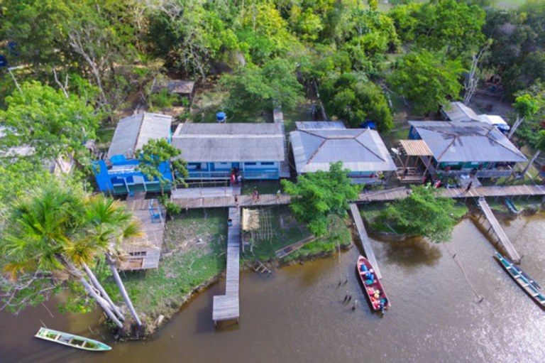 Foto aérea mostra comunidade quilombola no Amapá . As casas de madeira estão construídas às margens de um rio