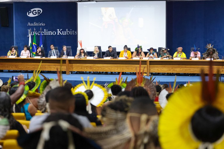 Foto mostra indígenas do sul da Bahia em audiência pública sobre a regularização de suas terras