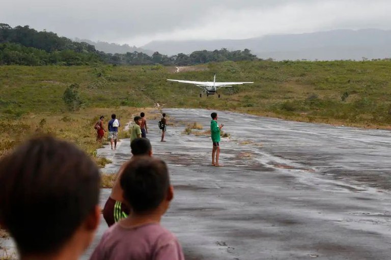 Foto mostra uma aeronave do serviço da Secretaria Especial de Saúde Indígena decolando em uma pista na Terra Indígena Yanomami