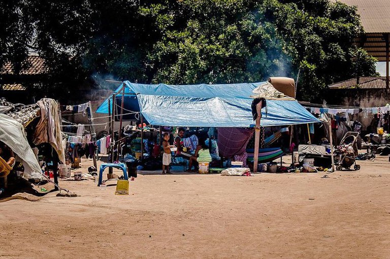 Foto mostra indígenas da etnia warao em barracas