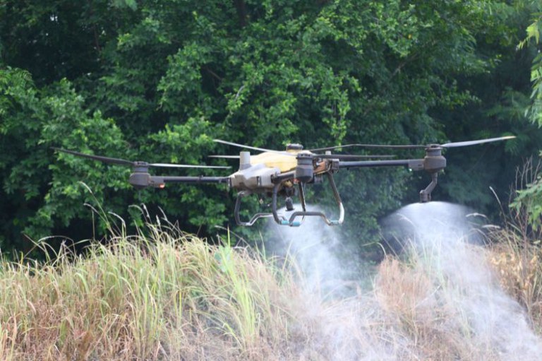 foto mostra um drone pulverizando uma plantação