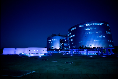 Imagem da sede da PGR iluminada de azul