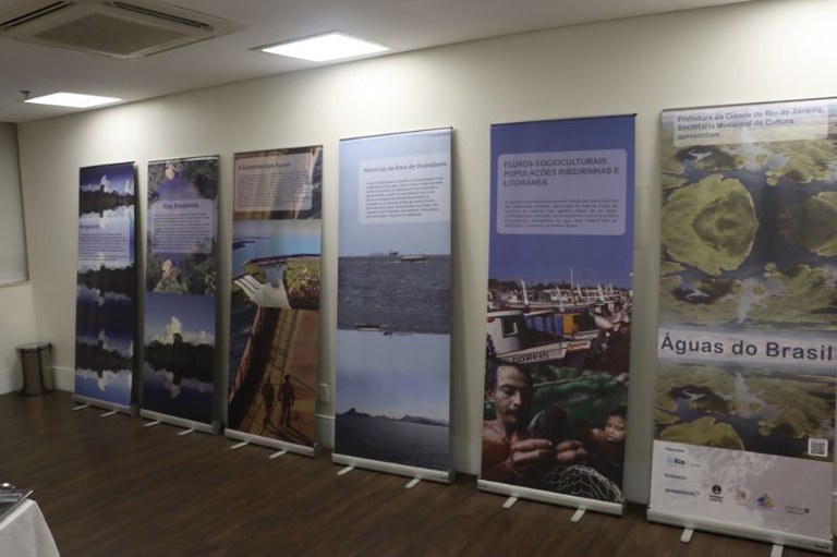 Imagem mostra painéis sobre as praias expostos durante o evento