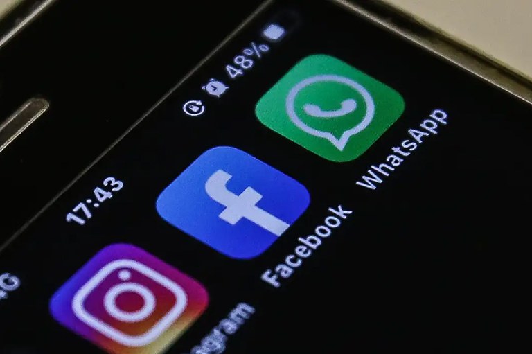 A imagem mostra a tela de um smartphone com os ícones dos aplicativos Instagram, Facebook e WhatsApp.