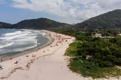 Foto panorâmica de uma praia