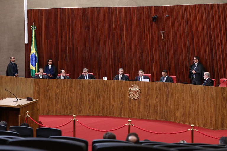 Foto da sessão no TSE, com os ministros sentados.