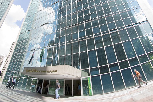 Foto mostra o prédio espelhado do TRF3 na Avenida Paulista.