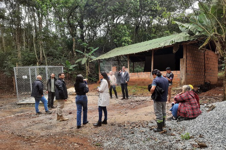 Foto mostra participantes da reunião na aldeia