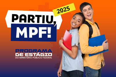 A imagem tem um fundo com um gradiente que vai do laranja na parte superior ao azul escuro na parte inferior, com pequenos pontos vermelhos no centro. No canto direito, há dois jovens sorridentes, um rapaz de camisa amarela e mochila preta segurando uma pasta azul e uma moça de blusa azul clara segurando uma pasta vermelha. No topo esquerdo, há uma faixa branca inclinada com o texto "PARTIU, MPF!" em letras pretas e brancas dentro de um retângulo azul. Acima dessa faixa, há um selo amarelo inclinado com a inscrição "2025" em preto. Na parte inferior esquerda está escrito "PROGRAMA DE ESTÁGIO DO MINISTÉRIO PÚBLICO FEDERAL" em letras azuis e brancas.